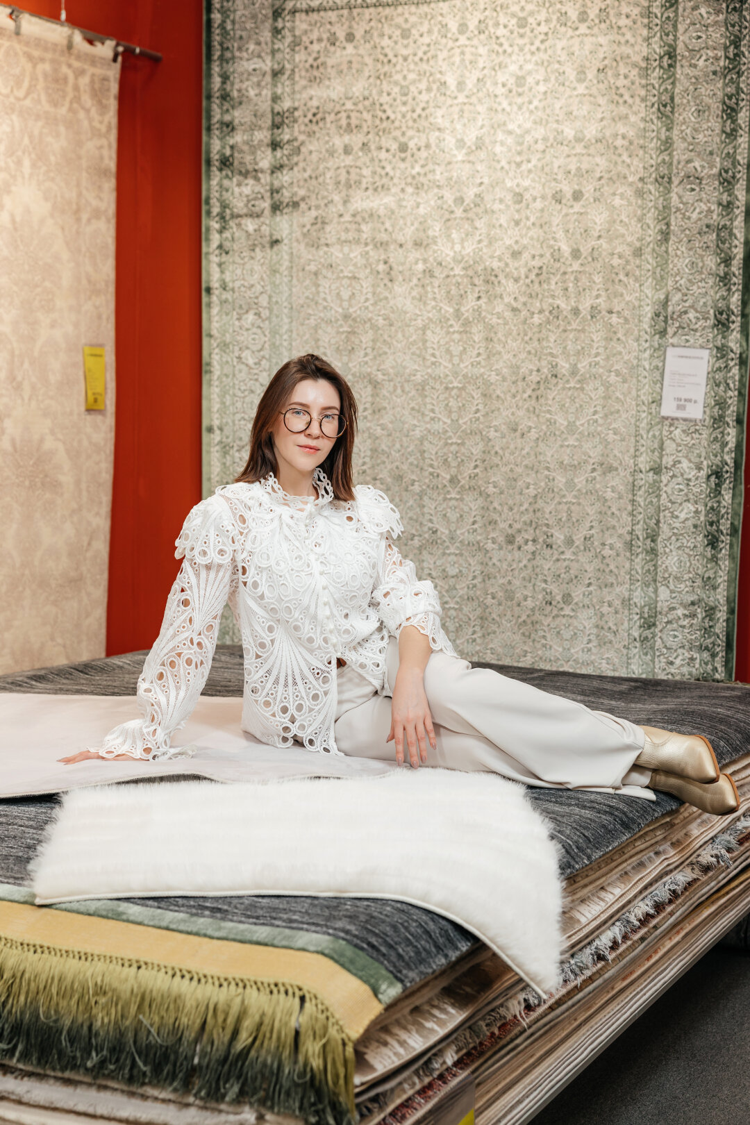 Ковры, «Мир Ковров»: индийский ковер ручной работы из шерсти и арт-шелка Orito, 229 990 рублей; ковер из искусственных волокон Arctic Fox, 8990 рублей