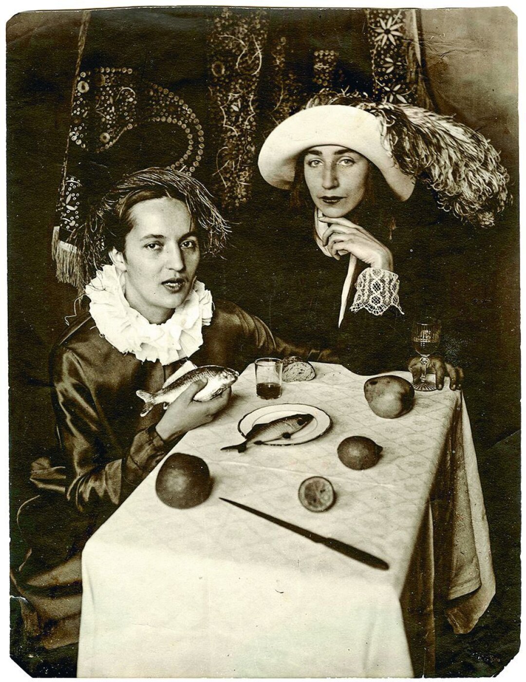 Испанский завтрак. А. Порет и Т. Глебова. Фото П. Мокиевского. Нач. 1930-х. Поздний фотоотпечаток. Галеев-Галерея, Москва