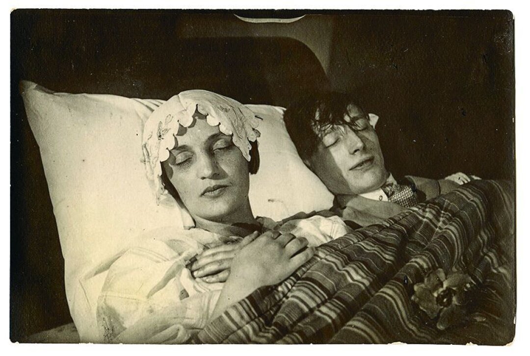 Неравный брак. Т. Глебова и К. Струве. Фото П. Мокиевского. Нач. 1930-х. Поздний фотоотпечаток. Галеев-Галерея, Москва