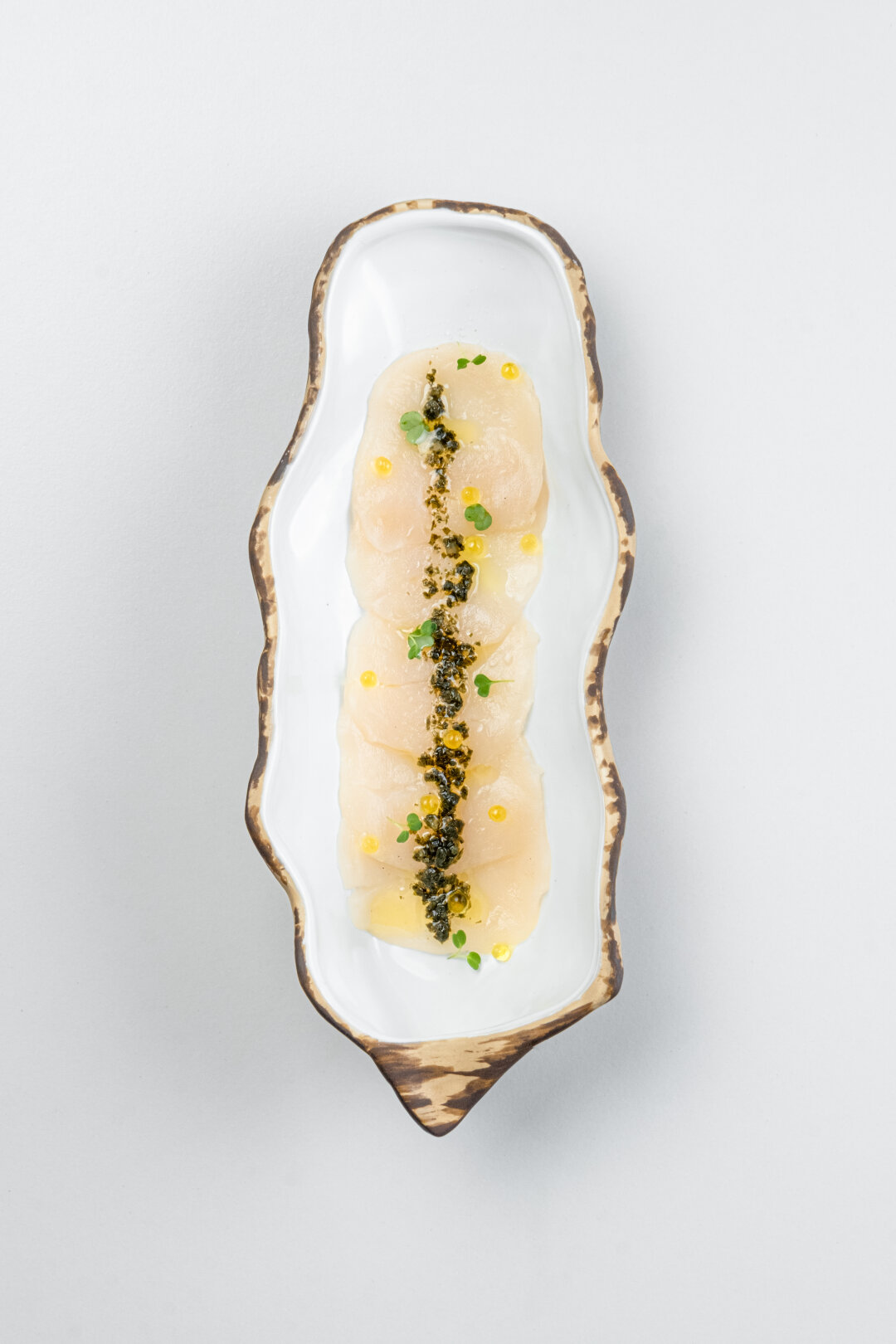 Карпаччо из сахалинского гребешка с черной икрой