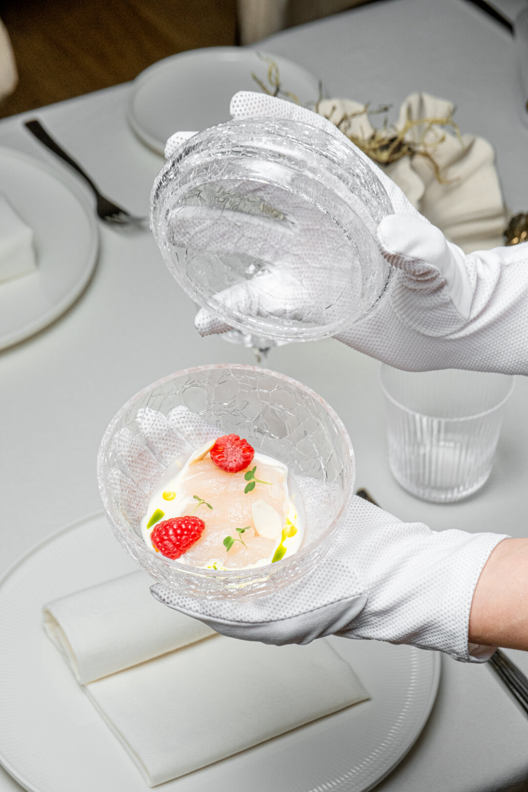 Сахалинский гребешок с миндальным молочком и малиной