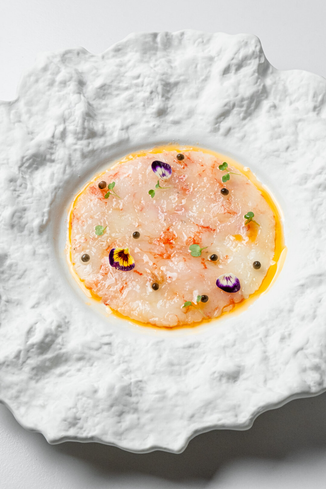 Северная креветка Ама Эби с лимонным маслом и осетровой икрой