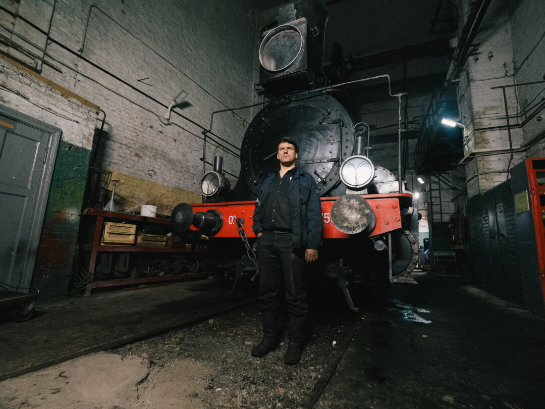 Алексей Грук на фоне дореволюционного паровоза Оп 7587 / фото: Николай Щеголев (автор канала Shegolev (ph))