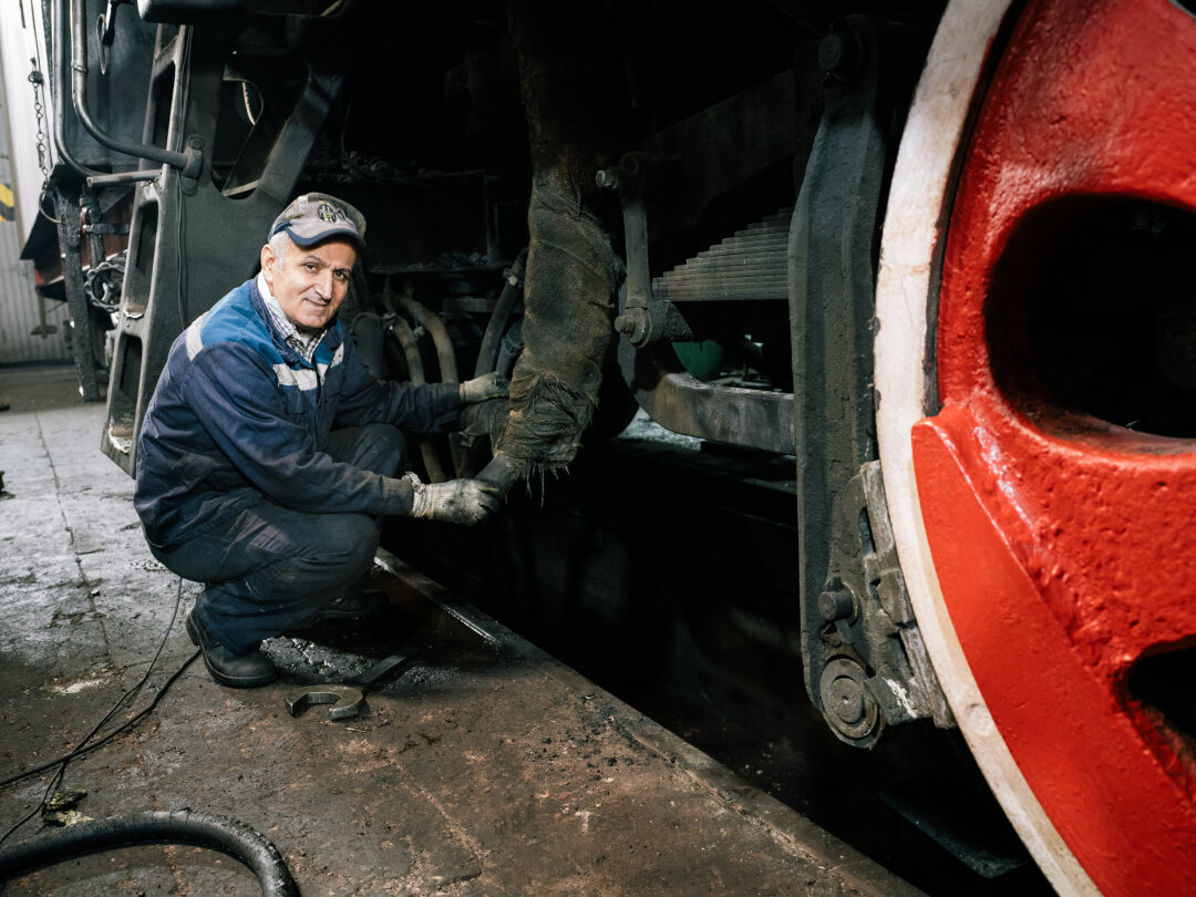 Самир Дадашов за обслуживанием паровоза / фото: Николай Щеголев (автор канала Shegolev (ph))