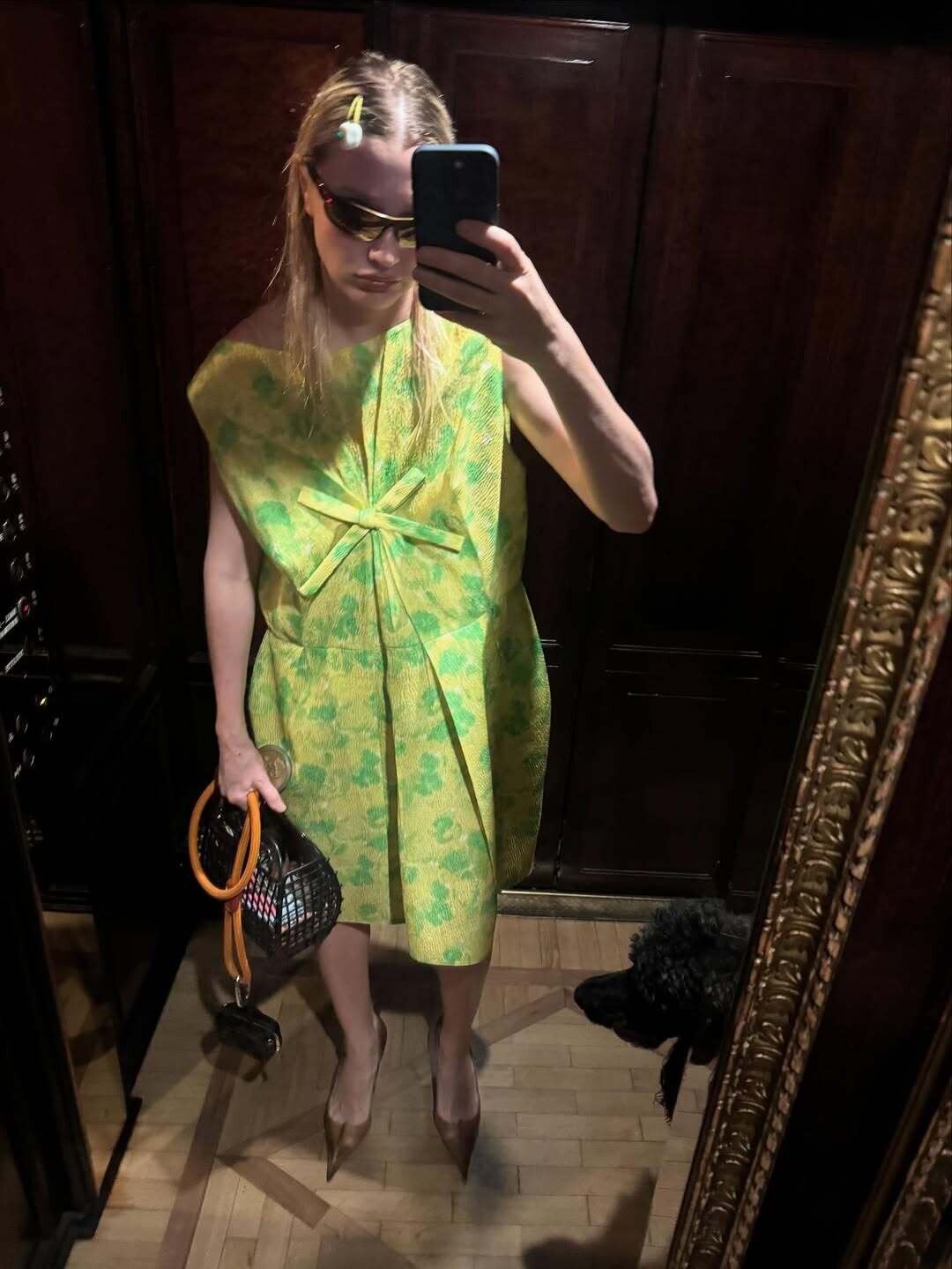 Лучшее комбо с прадовским платьем в бантике по версии суперстилиста Лотты Волковой — пластиковая авоська и песий повод (завидуем пуделю Диме, что у