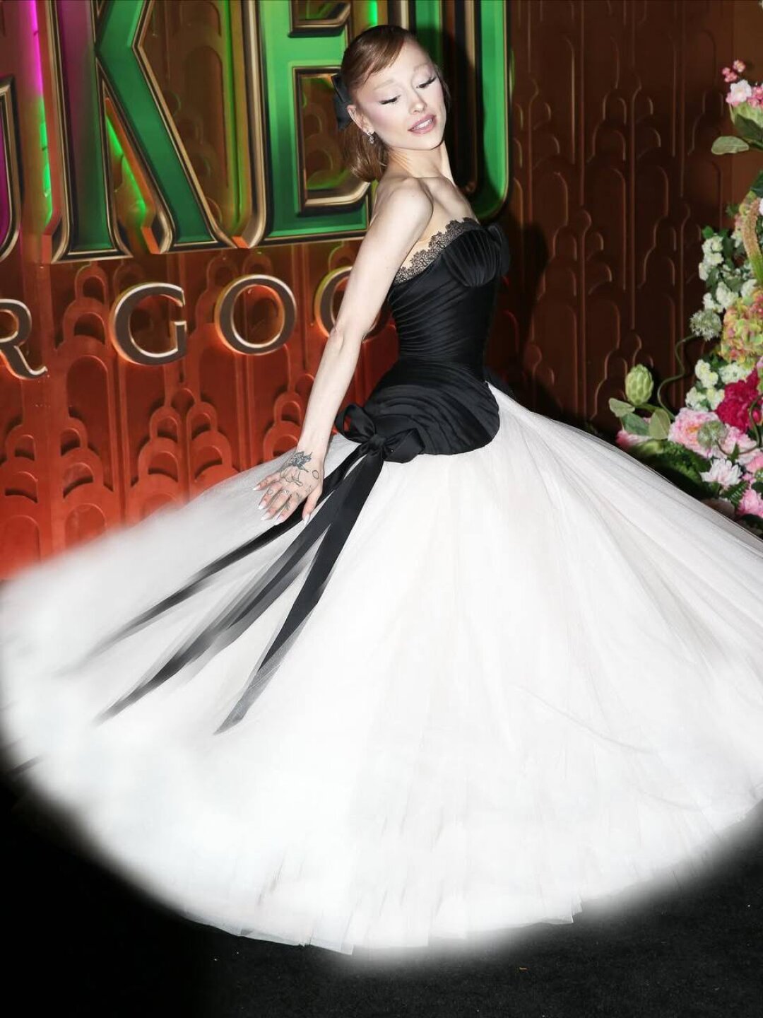 Кастомное платье Schiaparelli для Арианы Гранде на нью-йоркскую премьеру «Злая. Часть 2» — из бантиков, а также 200 метров органзы и тюля