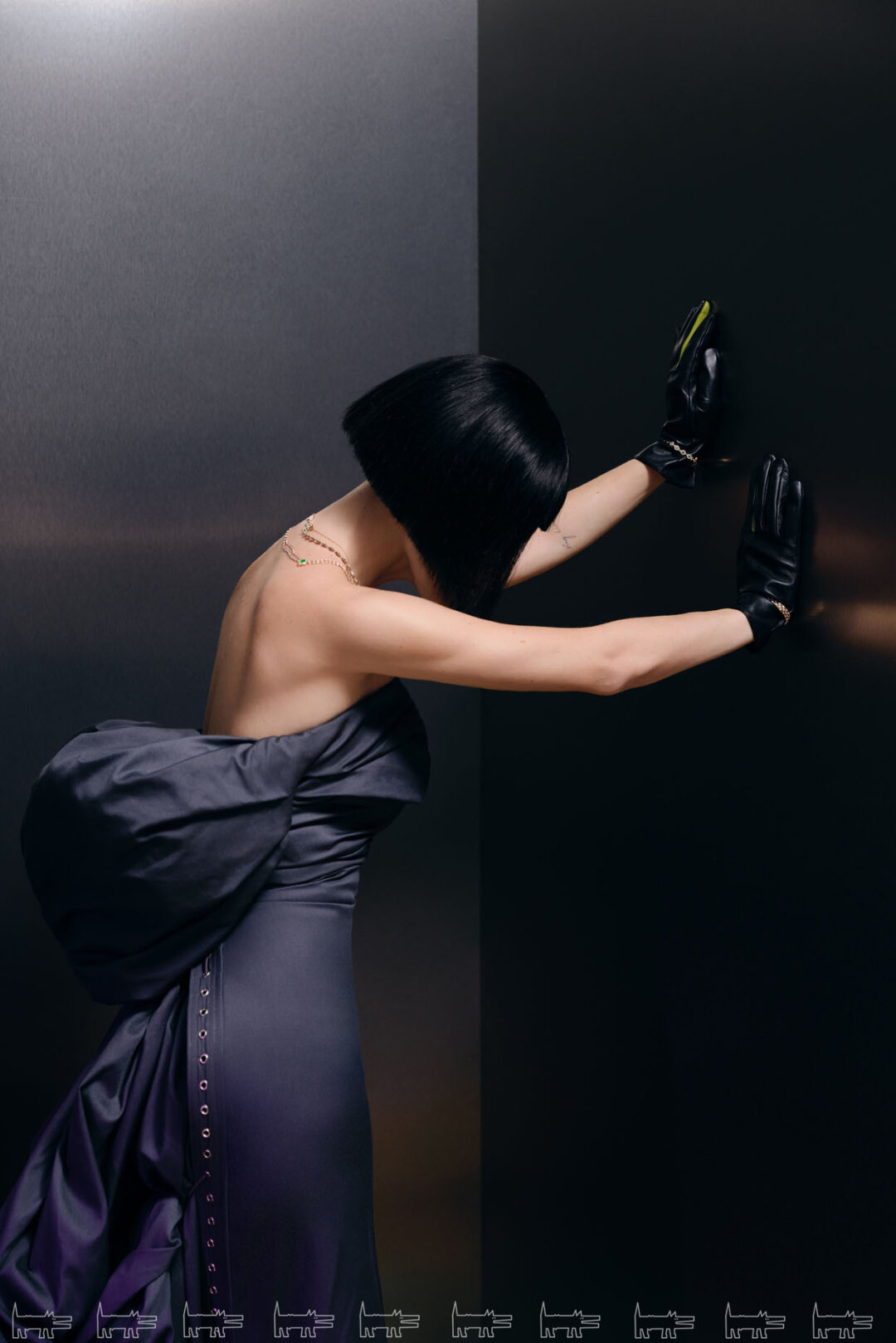 На Елизавете: браслеты и колье CASATO (Mercury), платье SOFIA MEDVEDEVA, перчатки EKONIKA