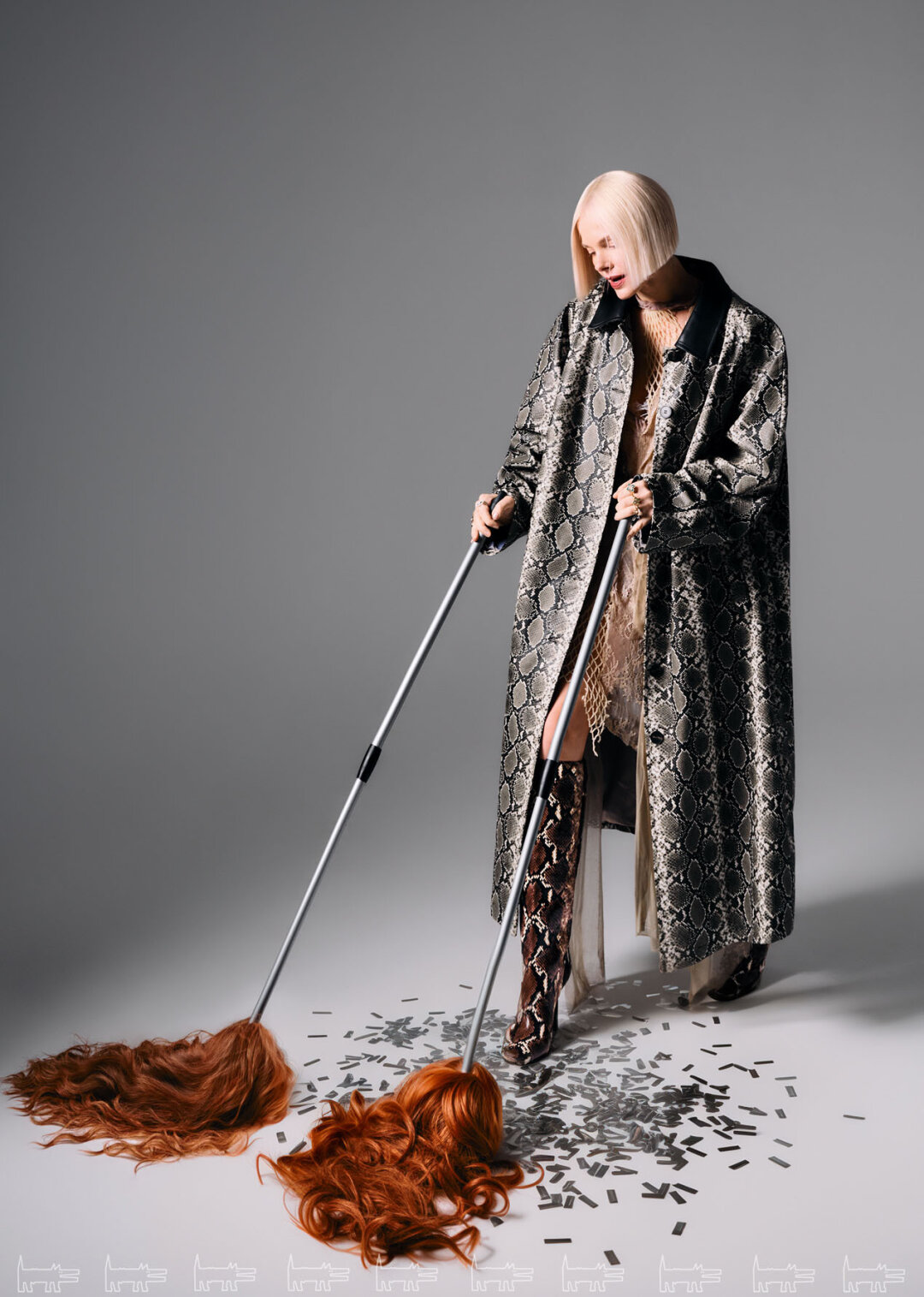 На Елизавете: кольца MESSIKA, CASATO, ROBERTO COIN (Mercury), платье ST BY SONYA TIKHONOVA, тренч DIVNO, сапоги LE SILLA (ДЛТ)