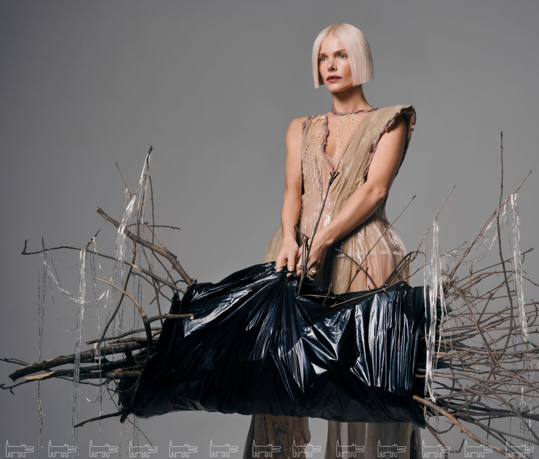 На Елизавете: кольца MESSIKA, CASATO, ROBERTO COIN (Mercury), платье ST BY SONYA TIKHONOVA