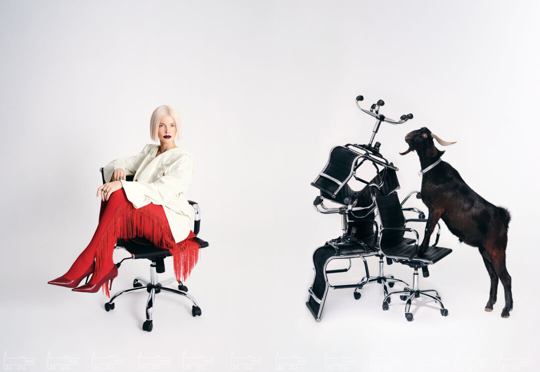 На Елизавете: колье и кольца ROBERTO COIN (Mercury), тренч КАМЕНЬ («Дом Мод»), туфли EKONIKA