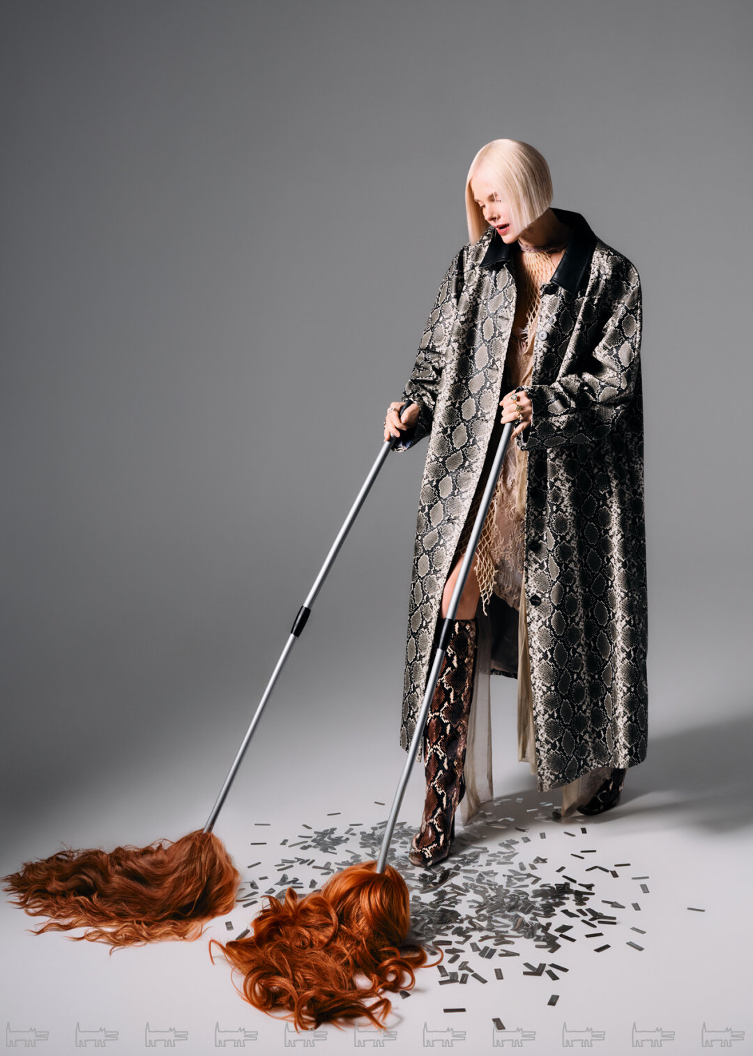 Елизавета Боярская. На Елизавете: кольца MESSIKA, CASATO, ROBERTO COIN (Mercury), платье ST BY SONYA TIKHONOVA, тренч DIVNO, сапоги LE SILLA (ДЛТ)