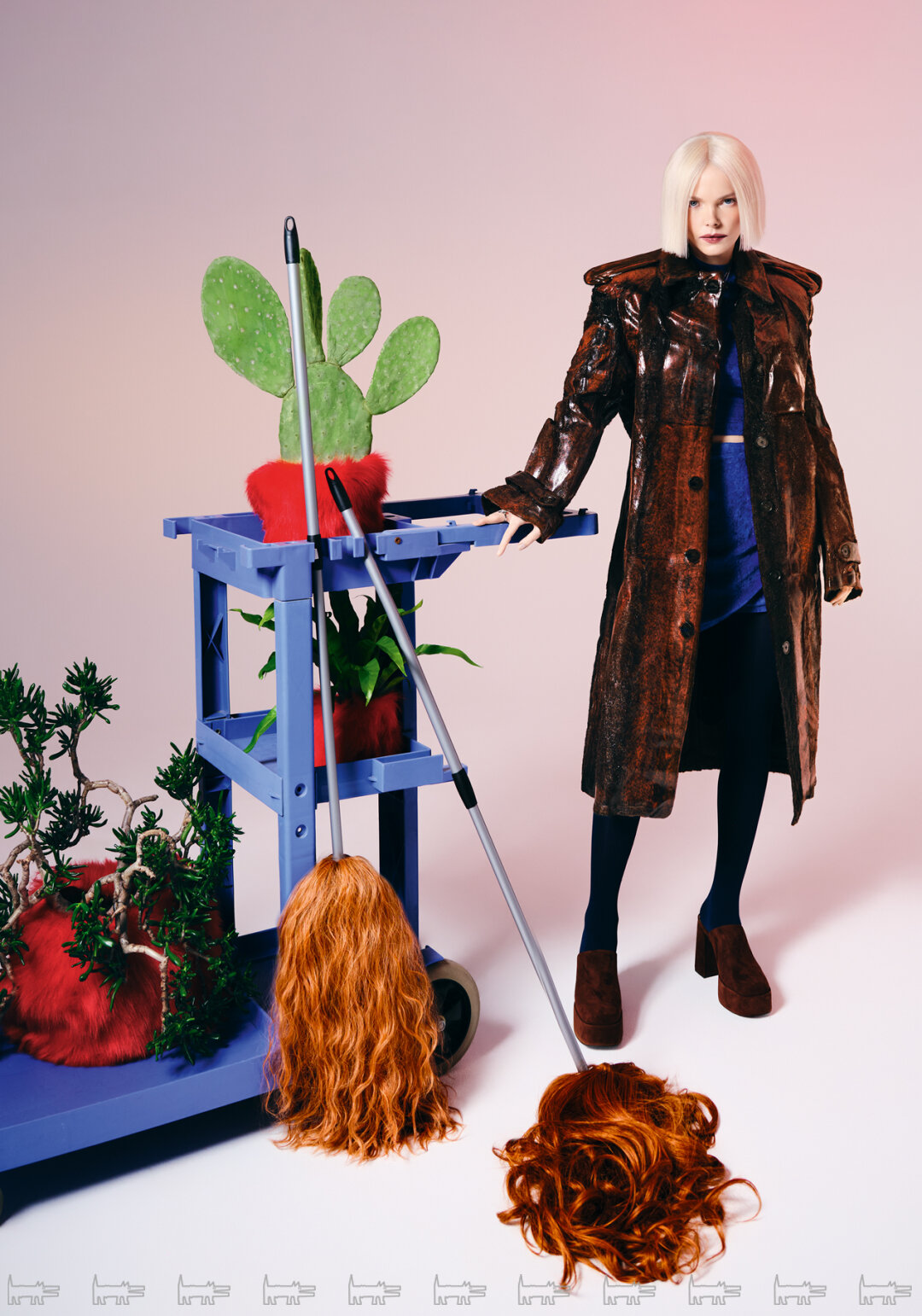 Елизавета Боярская. На Елизавете: колье и кольцо MESSIKA (Mercury), платье DIESEL (ДЛТ), тренч МАКСИМ ОСТРЕЙКОВСКИЙ, сабо EKONIKA