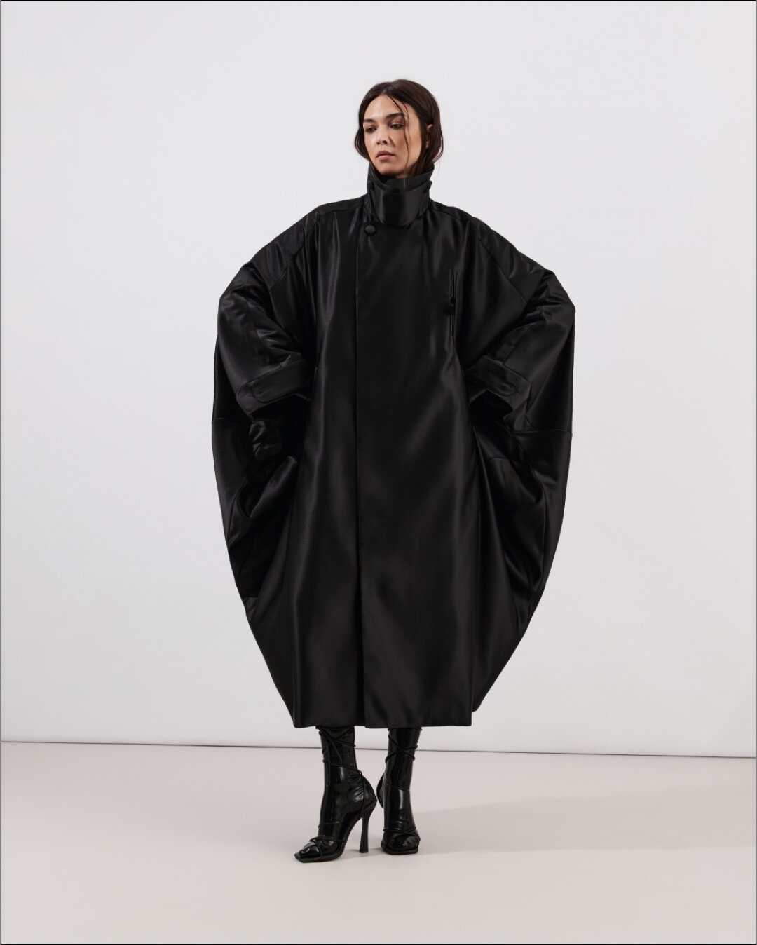 Пальто Saint Tokyo, 45 900 руб.