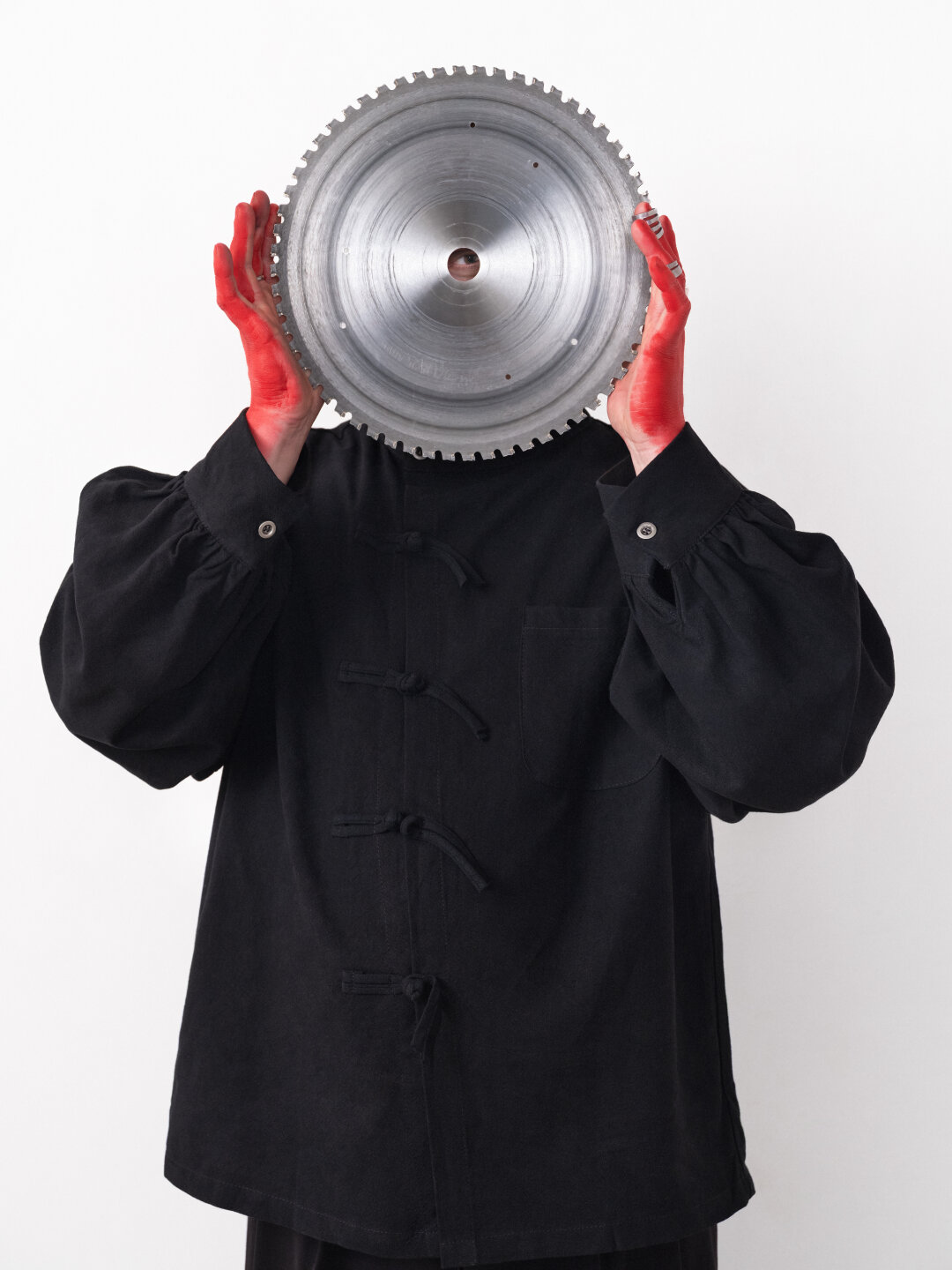 Тот случай, когда орудие производства само похоже на произведение совриска: в руках Евгения Румянцева – пильный диск по металлу.