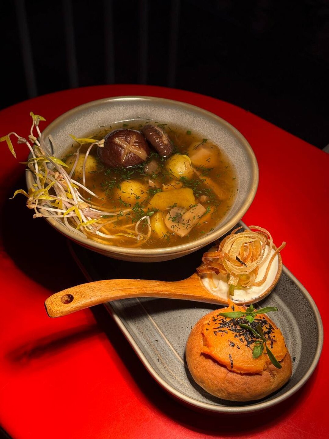 Грибовница с шимеджи и шиитаке в «УмамиКатико»