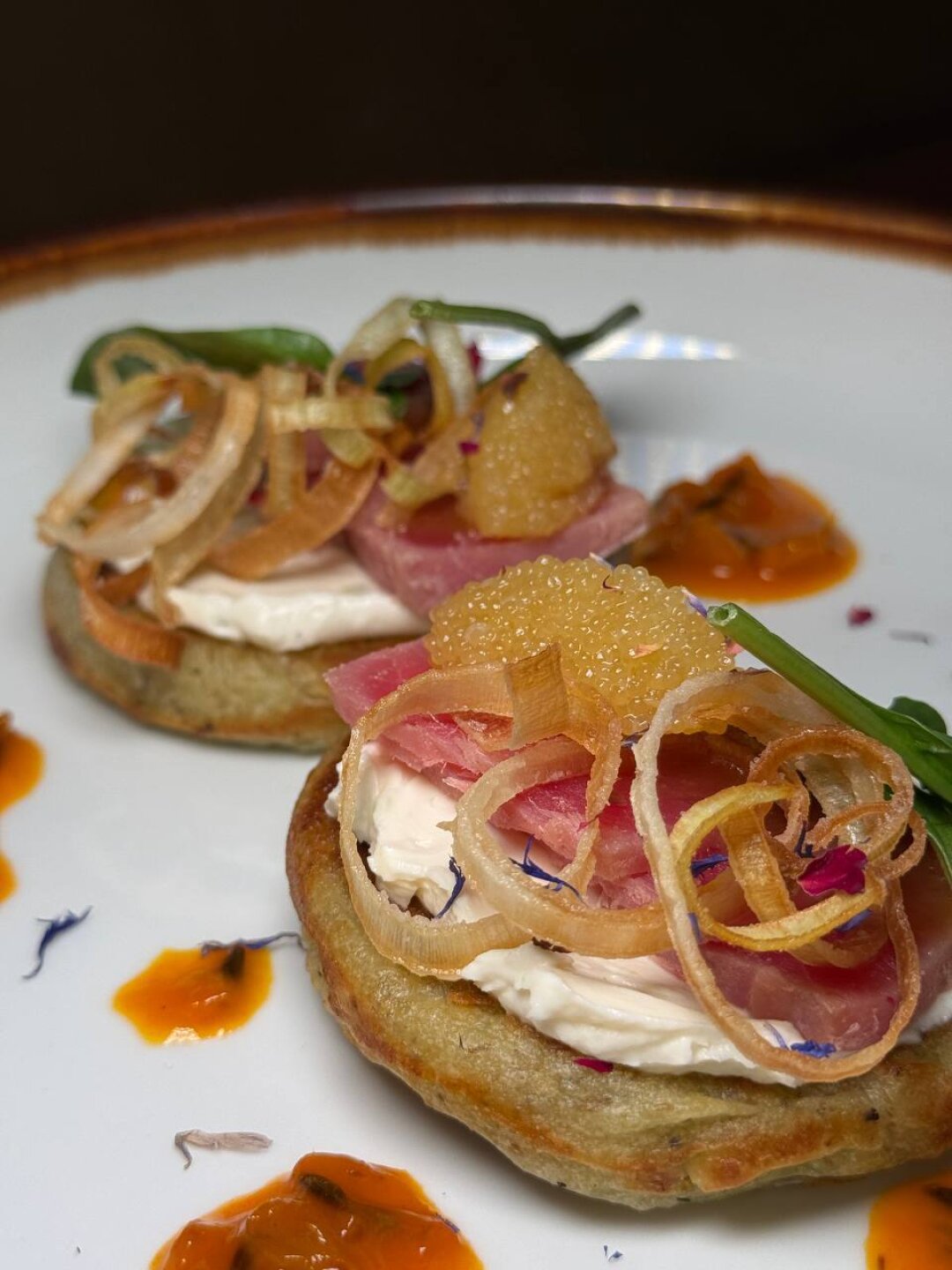 Оладья из пистиков с тунцом и щучьей икрой в «УмамиКатико»