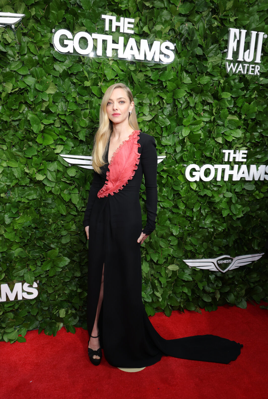 Аманда Сайфред в Valentino