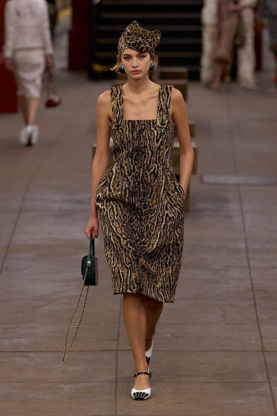 Тотальная мяу-мания или идеальный костюм на вечеринку-маскарад: пятнистый сарафан в тандеме с шляпкой-мордочкой