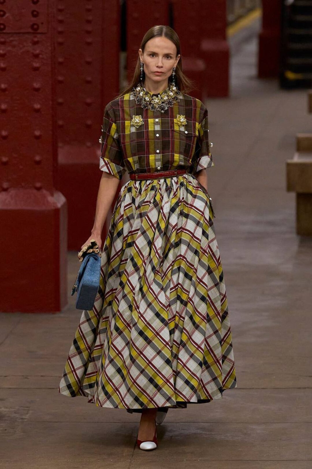 Тренд: по примеру Наташи Поли смело миксуем в одном образе два вида клетки (для начала выбирайте принты в одной цветовой палитре)