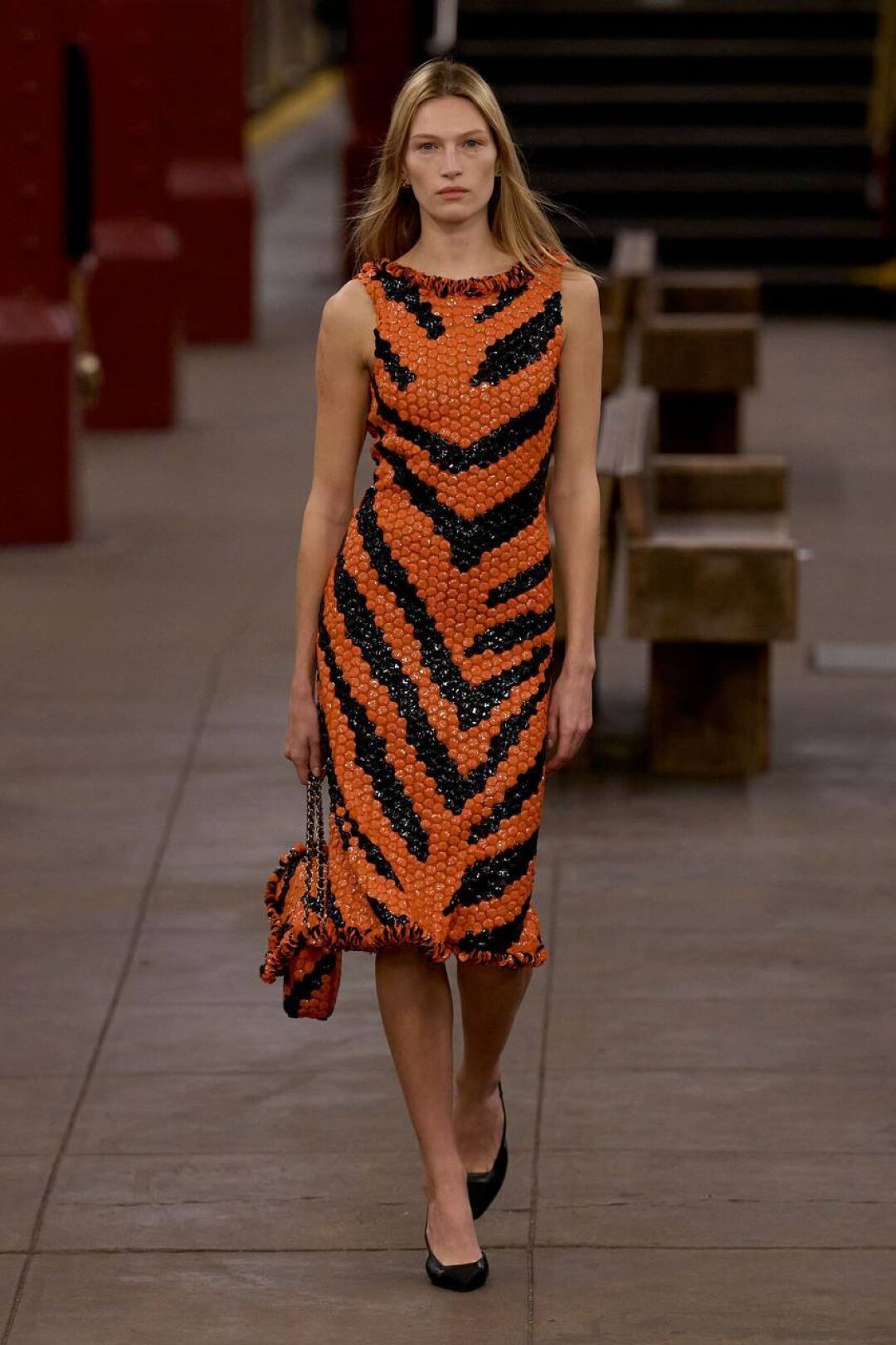 Полосатое платье будто из пузырчатой пленки (фэшн-антистресс!)