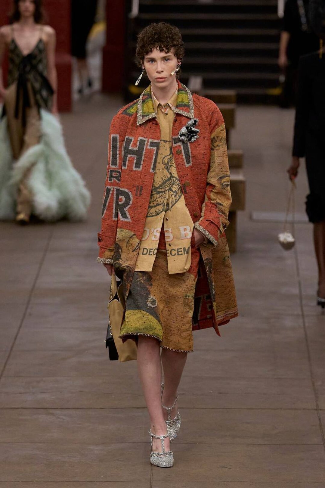 Афиша фильма Tonight or Never на твидовом пальто — отсылка к фильму, над костюмами которого работала сама Коко