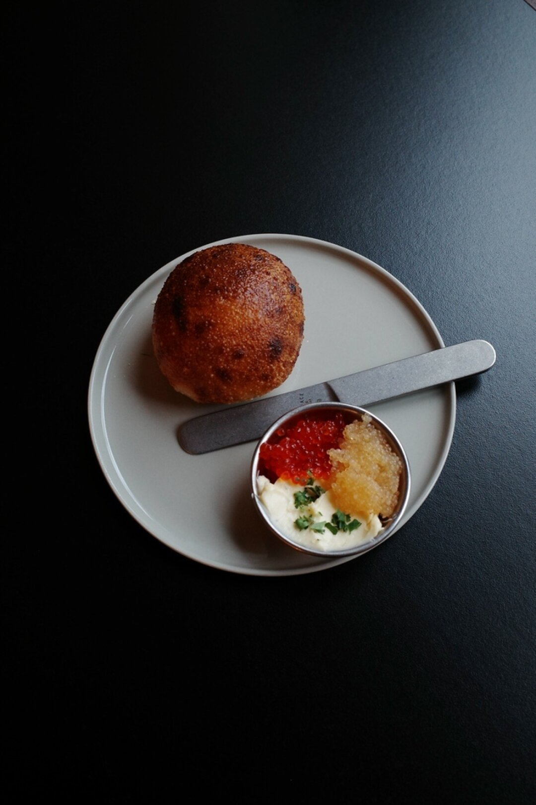 Картофельная булочка с икрой и маслом из анчоусов