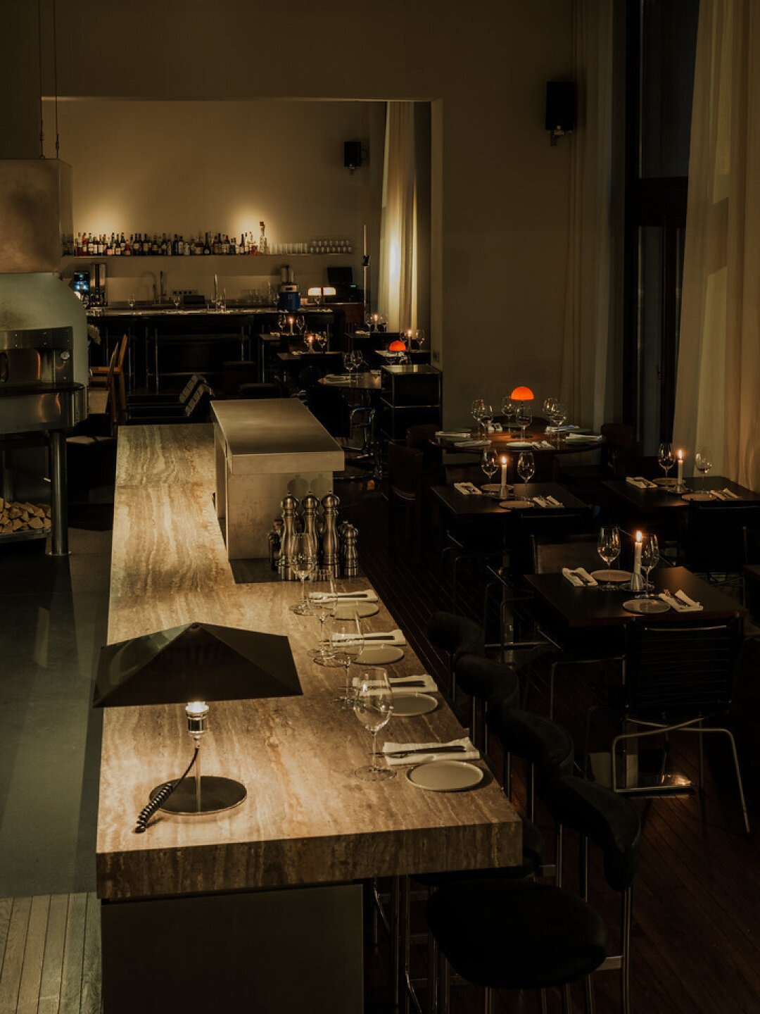 На кухне используют бельгийский фарфор — редкий дизайнерский Serax: не какая-то там основная линия, а из драгоценного дропа иконы деконструктивизма