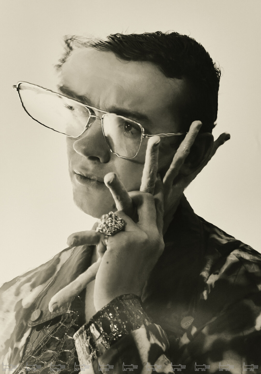 На Никите: леопардовая косуха OLA OLA, кольцо ELECTRIC MILK, веер «пальцы» ТОНЯ UGLOVATON