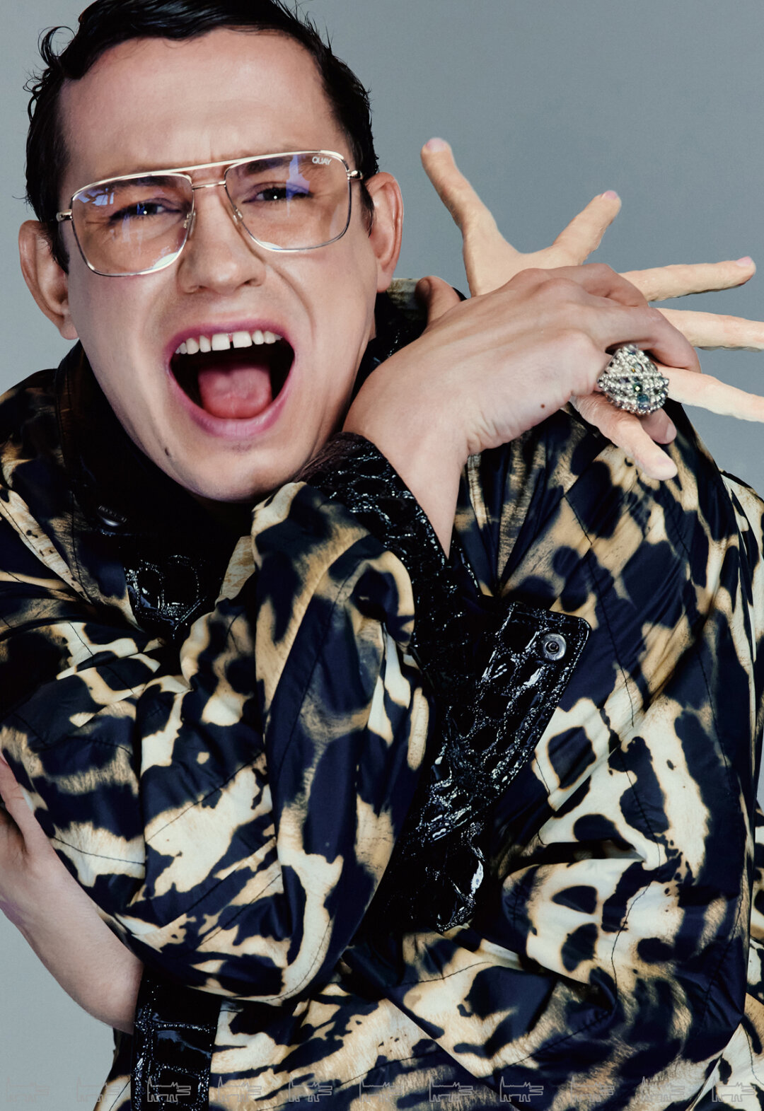 На Никите: леопардовая косуха OLA OLA, кольцо ELECTRIC MILK, веер «пальцы» ТОНЯ UGLOVATON