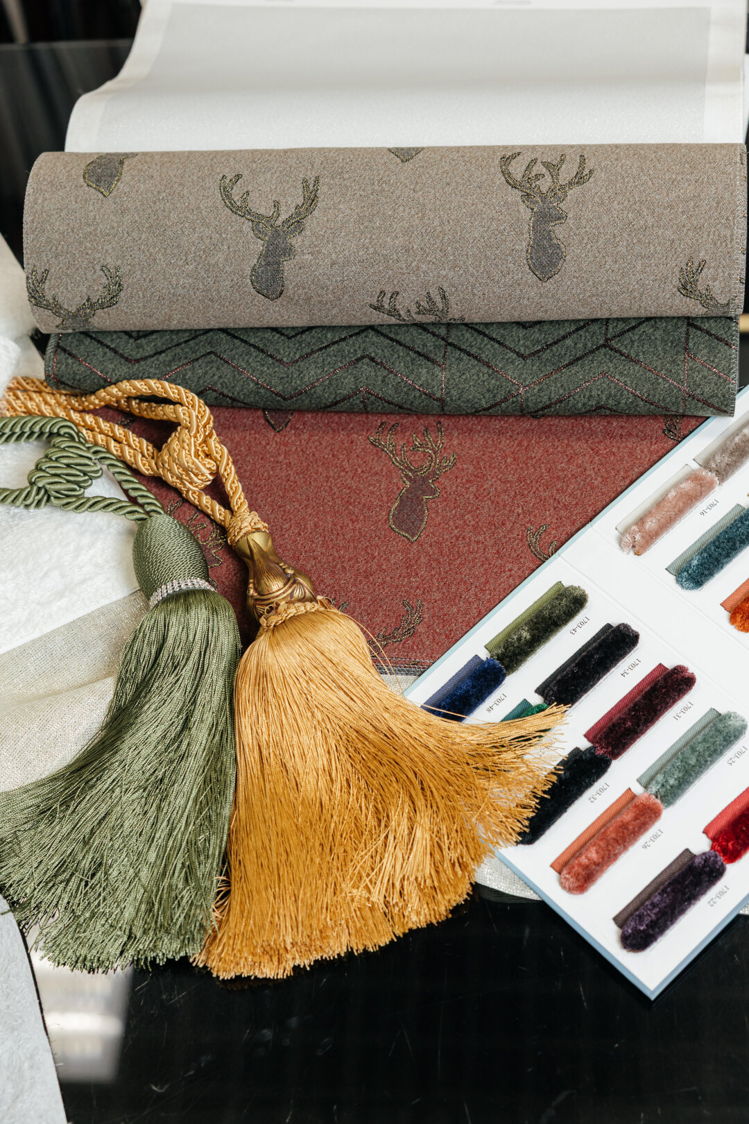 Текстиль, «Текстиль Времени»: ткань «Шерсть в Английском стиле», 10 500 рублей/метр; кисть-подхват, 1900 рублей; шнур «Софт», 1000 рублей/метр