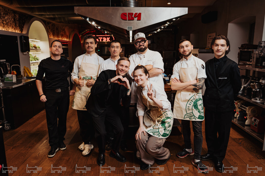 Марко Якетта и команда школы поварского искусства СВЧ