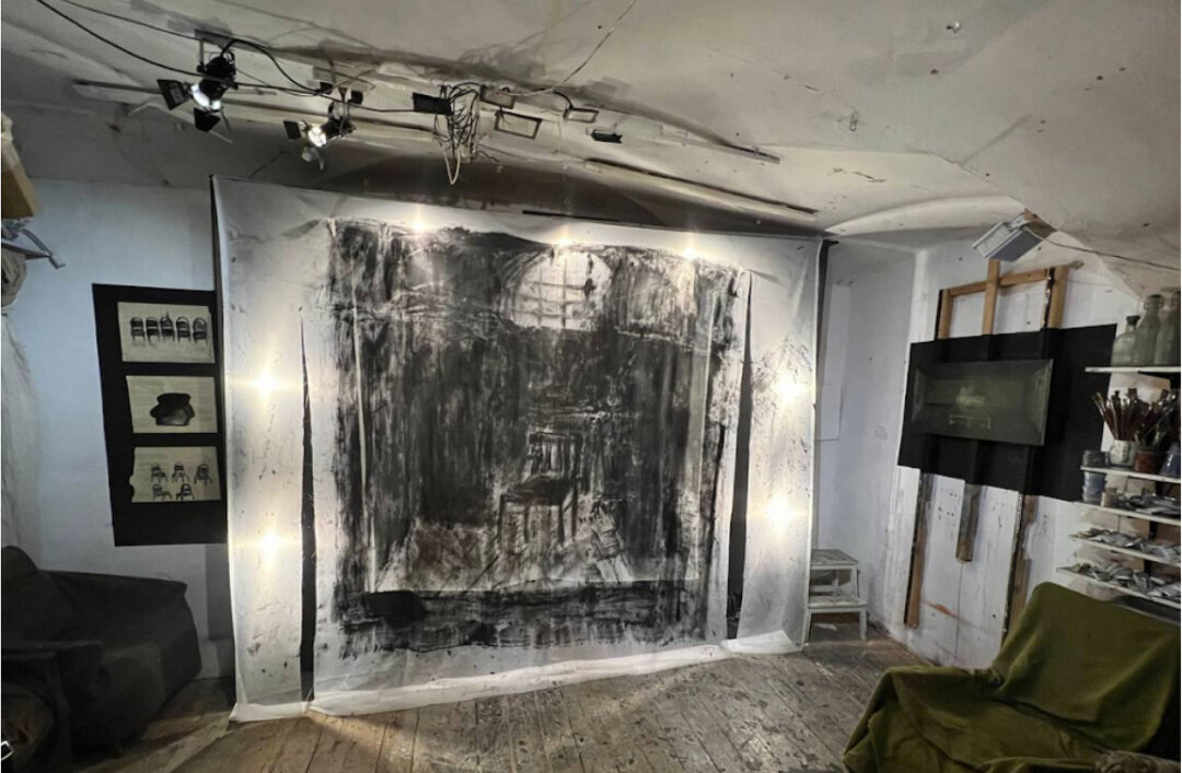 Эмилия Санги. Фрагмент экспозиции «Мебельный тип привязанности». 2025