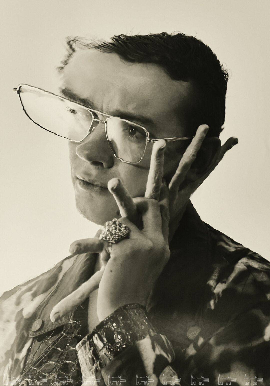 На Никите: леопардовая косуха OLA OLA, кольцо ELECTRIC MILK, «пальцы» веером​​​​​​​ ТОНЯ UGLOVATON