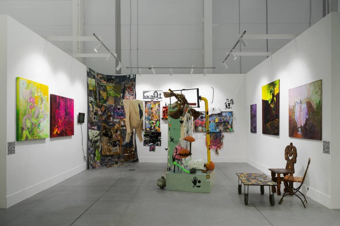 Работы Юлии Мортиис на стенде Sobo Gallery, Cosmoscow 2025