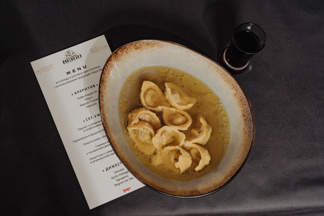 Тортеллини в бульоне «Болонья» и Ламбруско