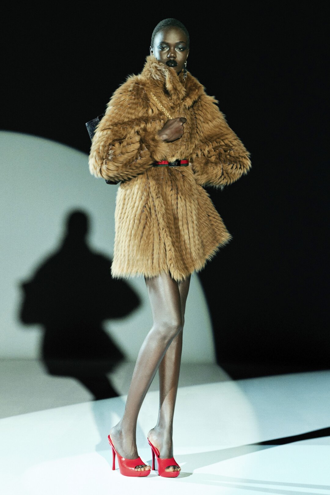 Легкое пальто из муслина и перьев, которое притворяется шубой