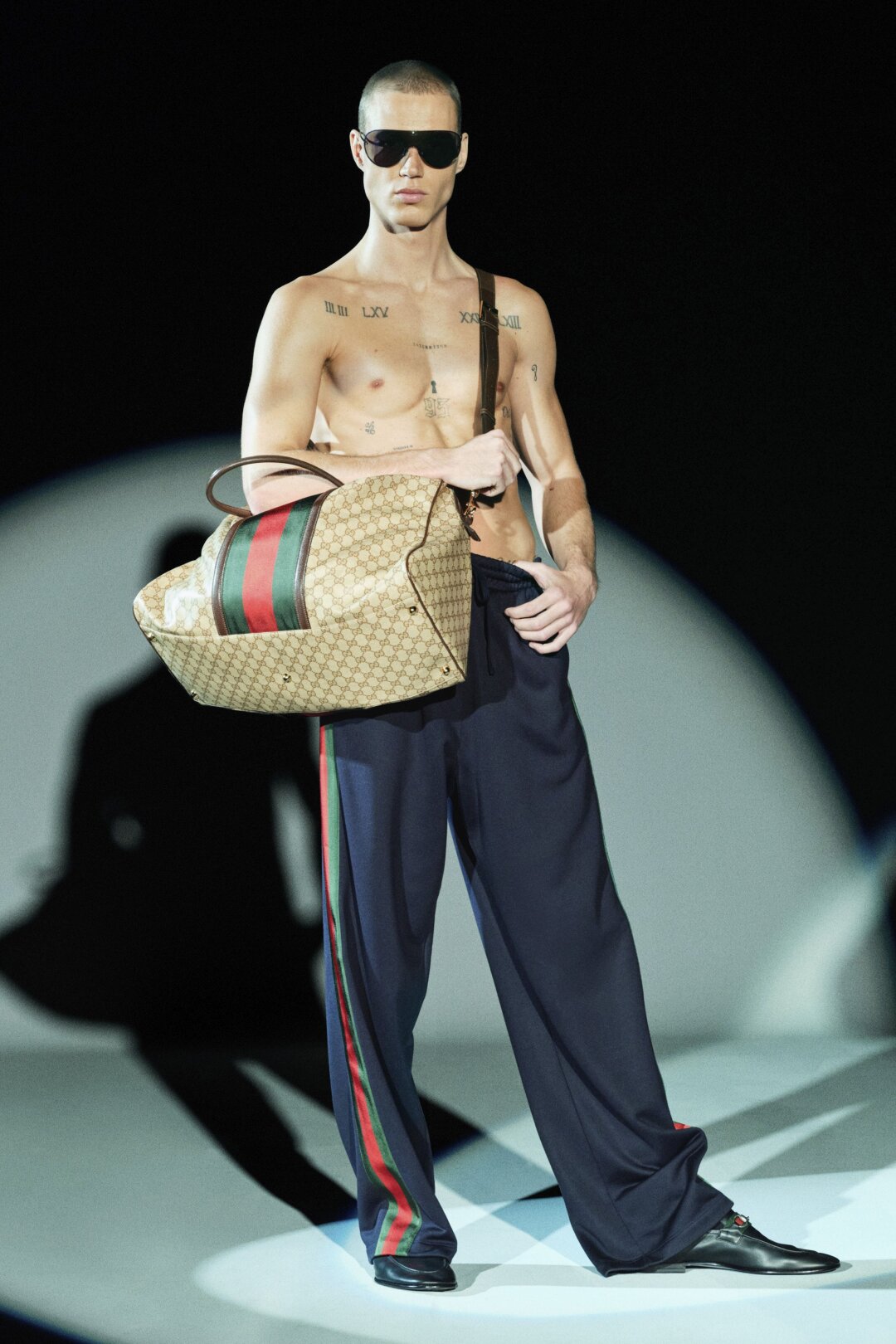 Постсоветский шик (для русских приседаний) все еще с нами