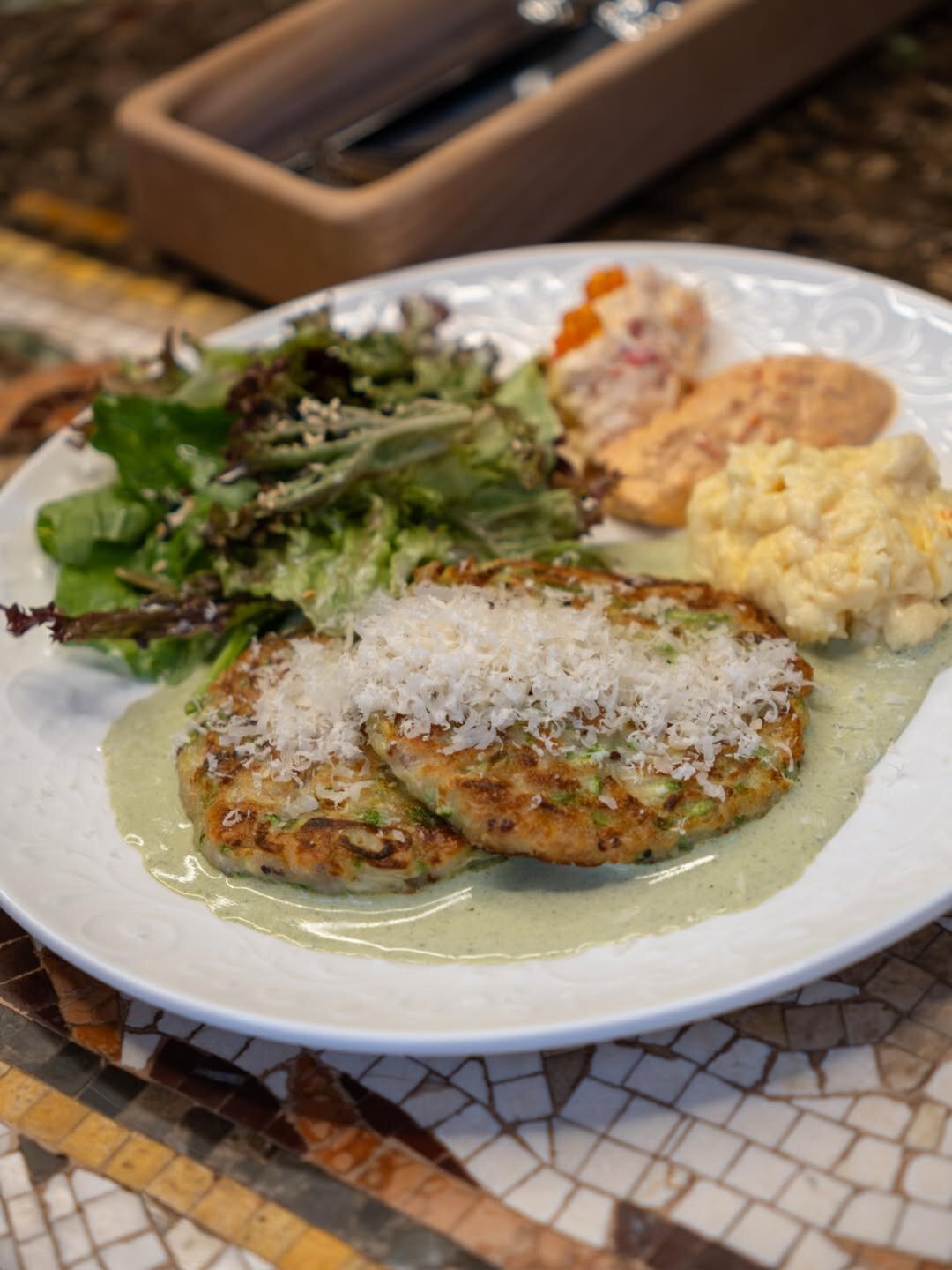 Кабачковые оладьи с крабовой страчателлой и скрэмблом в «Тайной В.