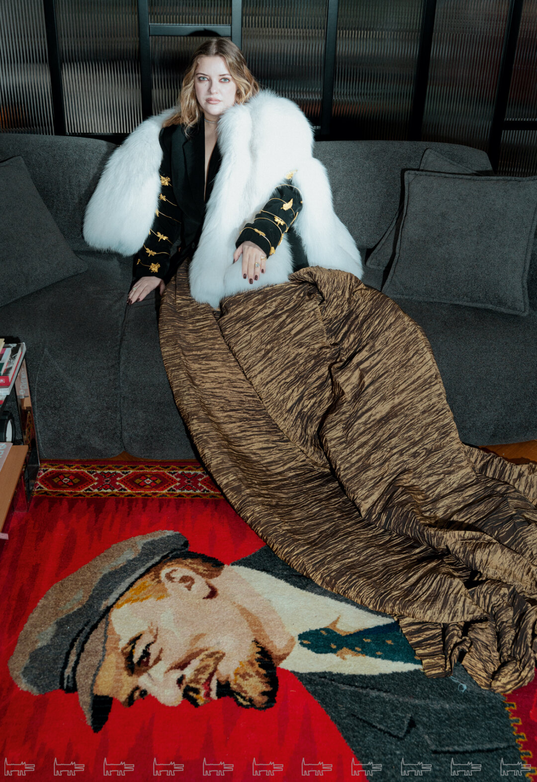 На Татьяне: юбка и пиджак ДАРИНА БОЙКО, кейп SENCELLERIE, серьги BOHEME, кольца и чокеры HERALD PERCY (все — Poison Drop).