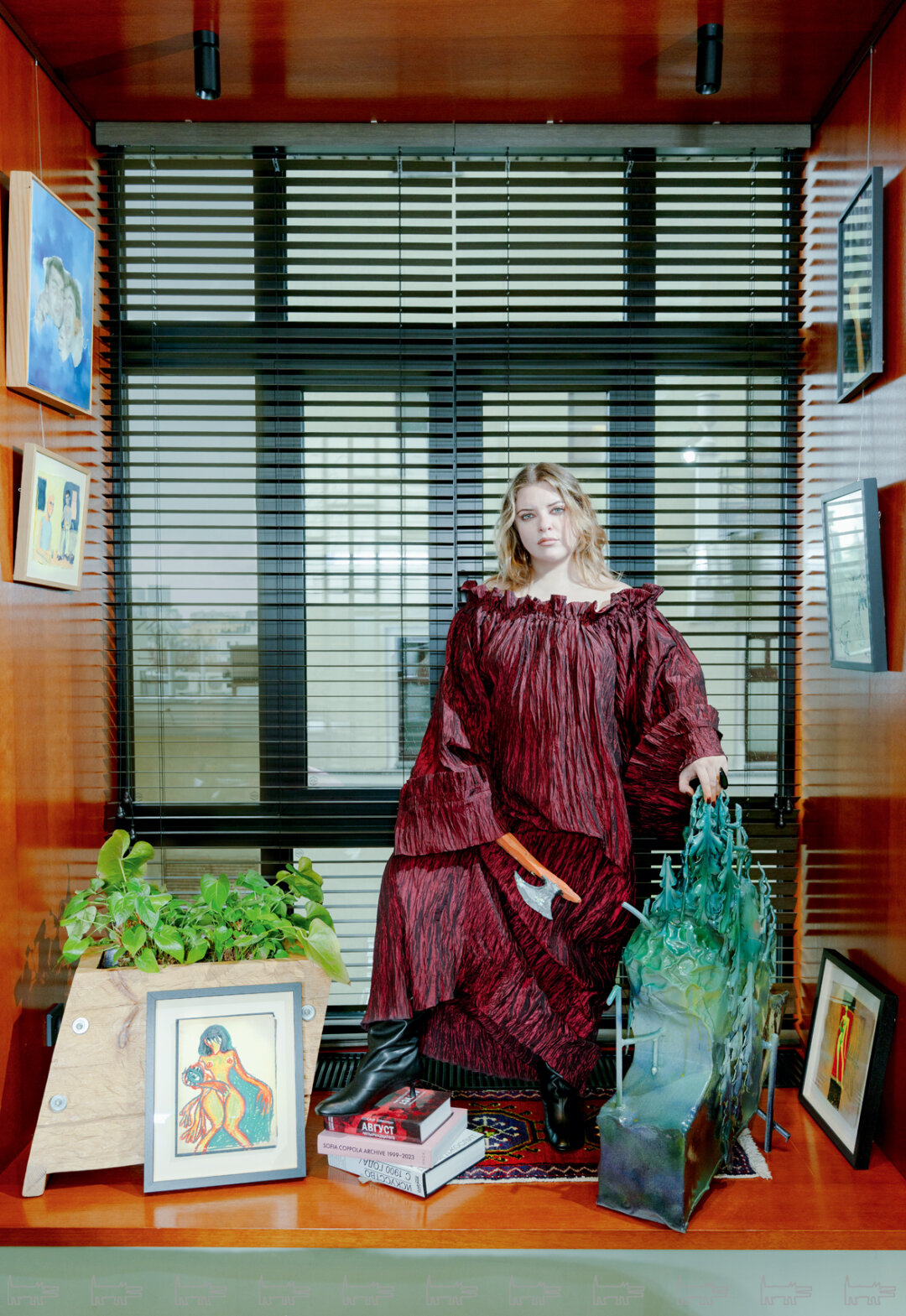 На Татьяне: платье LISA ROGOZINA, кольцо ANTON HEUNIS, серьги TANNUM (все — Poison Drop). В руках — керамический топор работы Аполлинарии Брошь