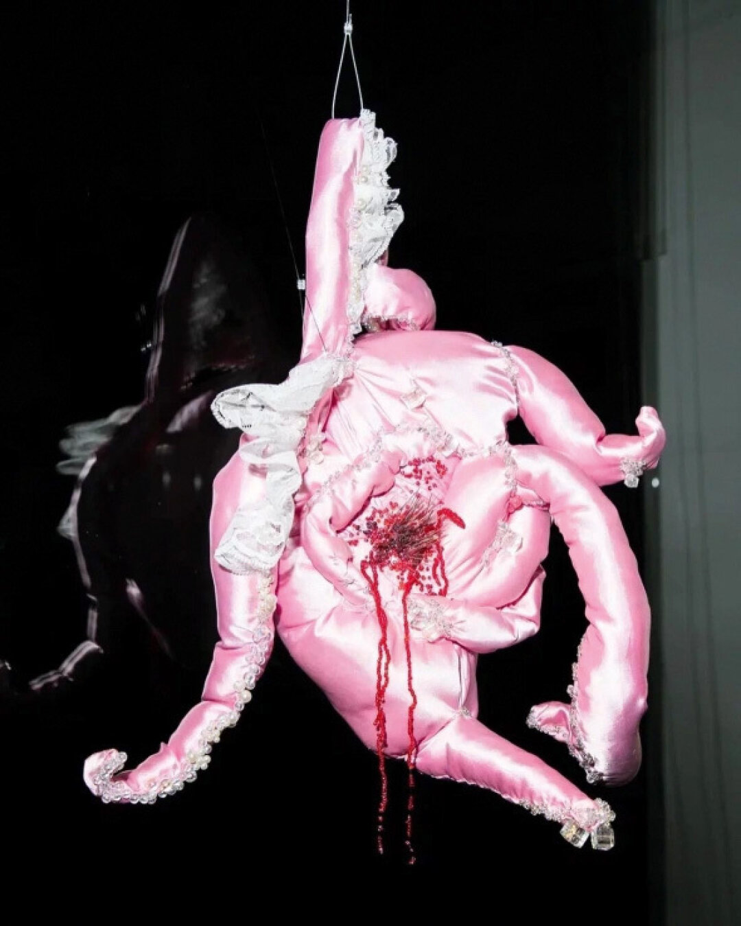 Работа «Красавица-чудовище» из серии «Принцесса предпочла обратиться» арт-дуэта «Малышки 18:22» была создана для проекта «Лес пристрастий»