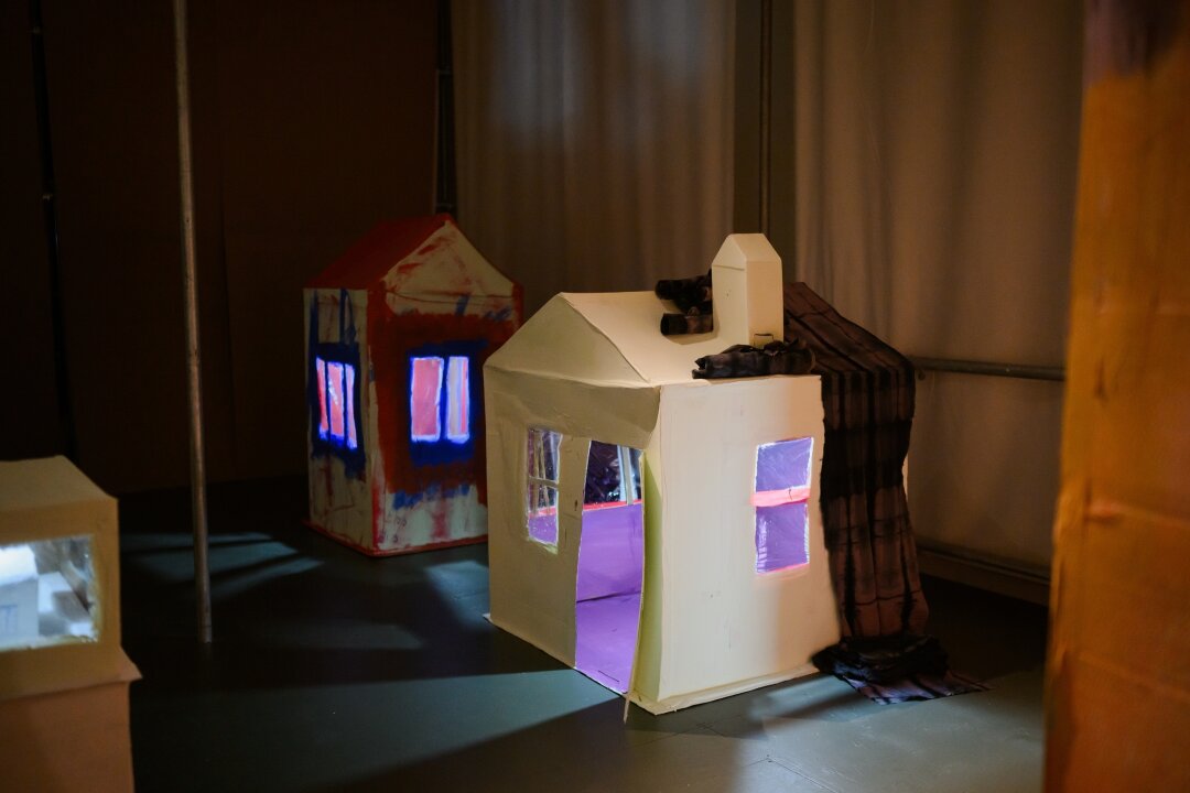 Выставка «В поисках перпендикуляра»