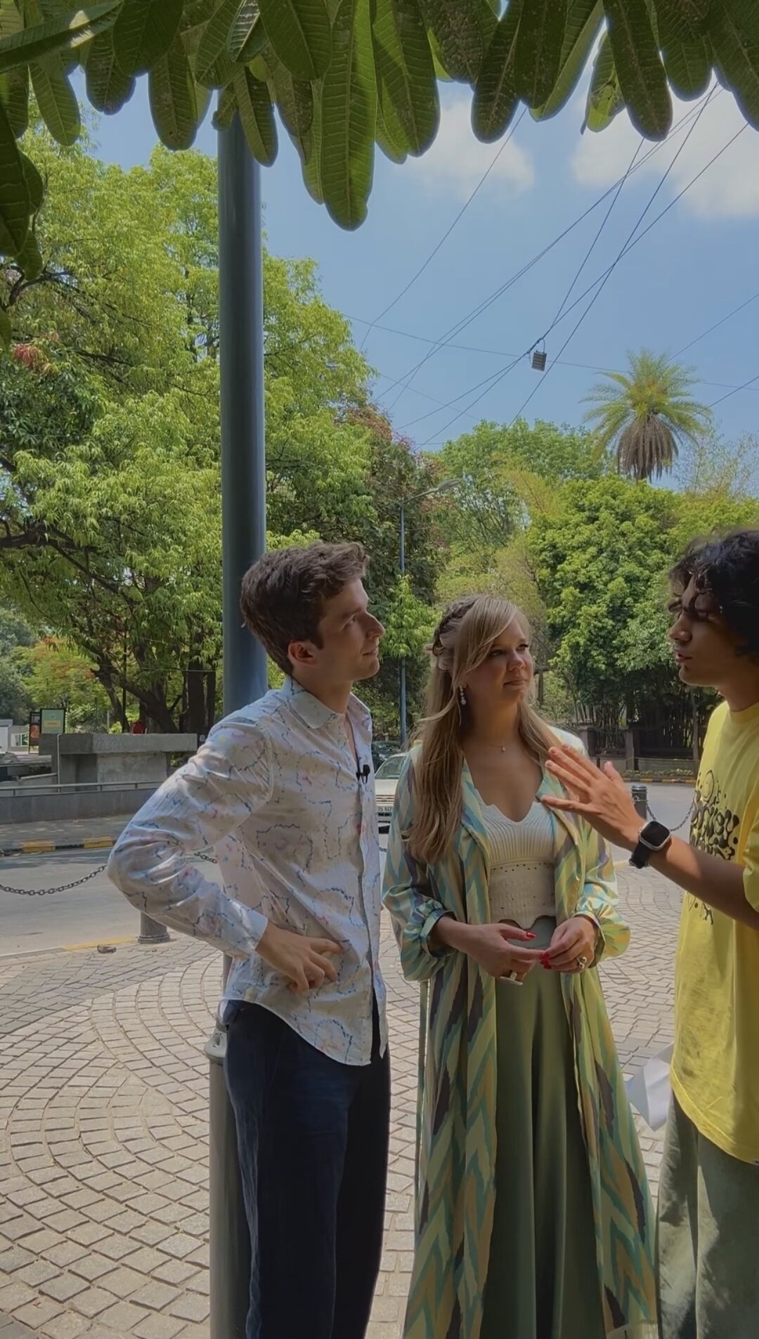 Съемочные будни: Вова Капри дает задание ведущим шоу «Запретная Индия» Алле Михеевой и Лоренцо Баньяти