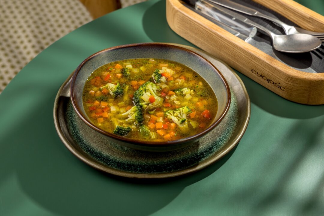 Суп Минестроне (350 рублей) теперь есть в меню не только как детский вариант. Он отлично подходит и взрослым: легкий бульон, сезонные овощи, приятная