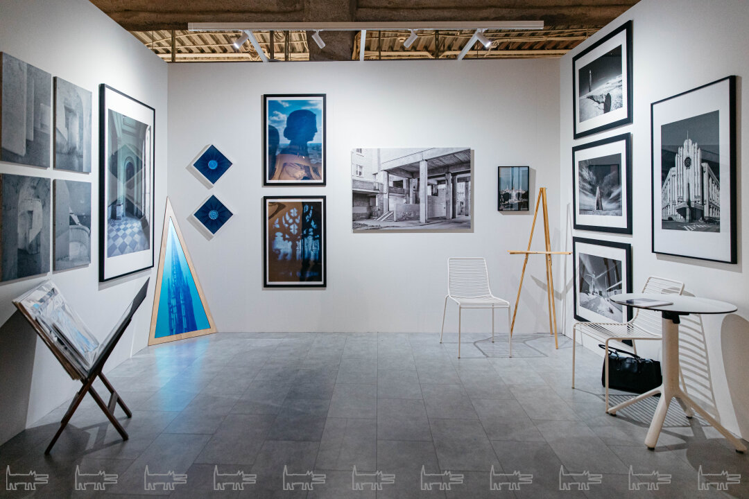 Стенд архитектурной фотогалереи «Точка»