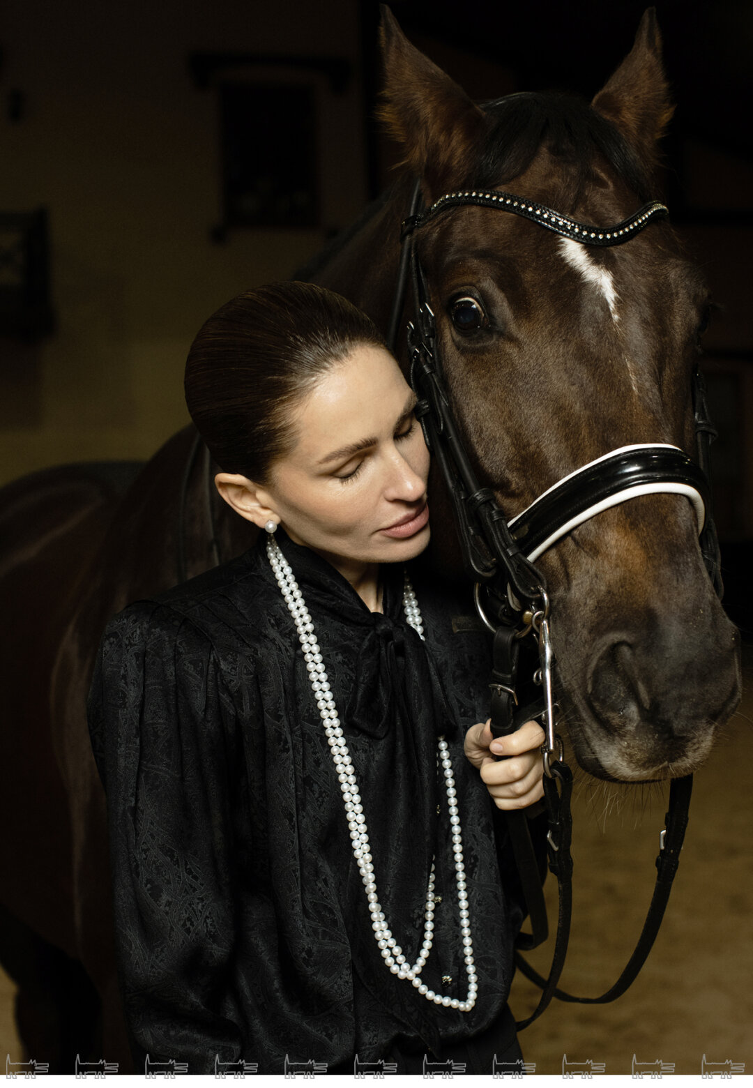 На Анне: серьги и колье из жемчуга MERCURY