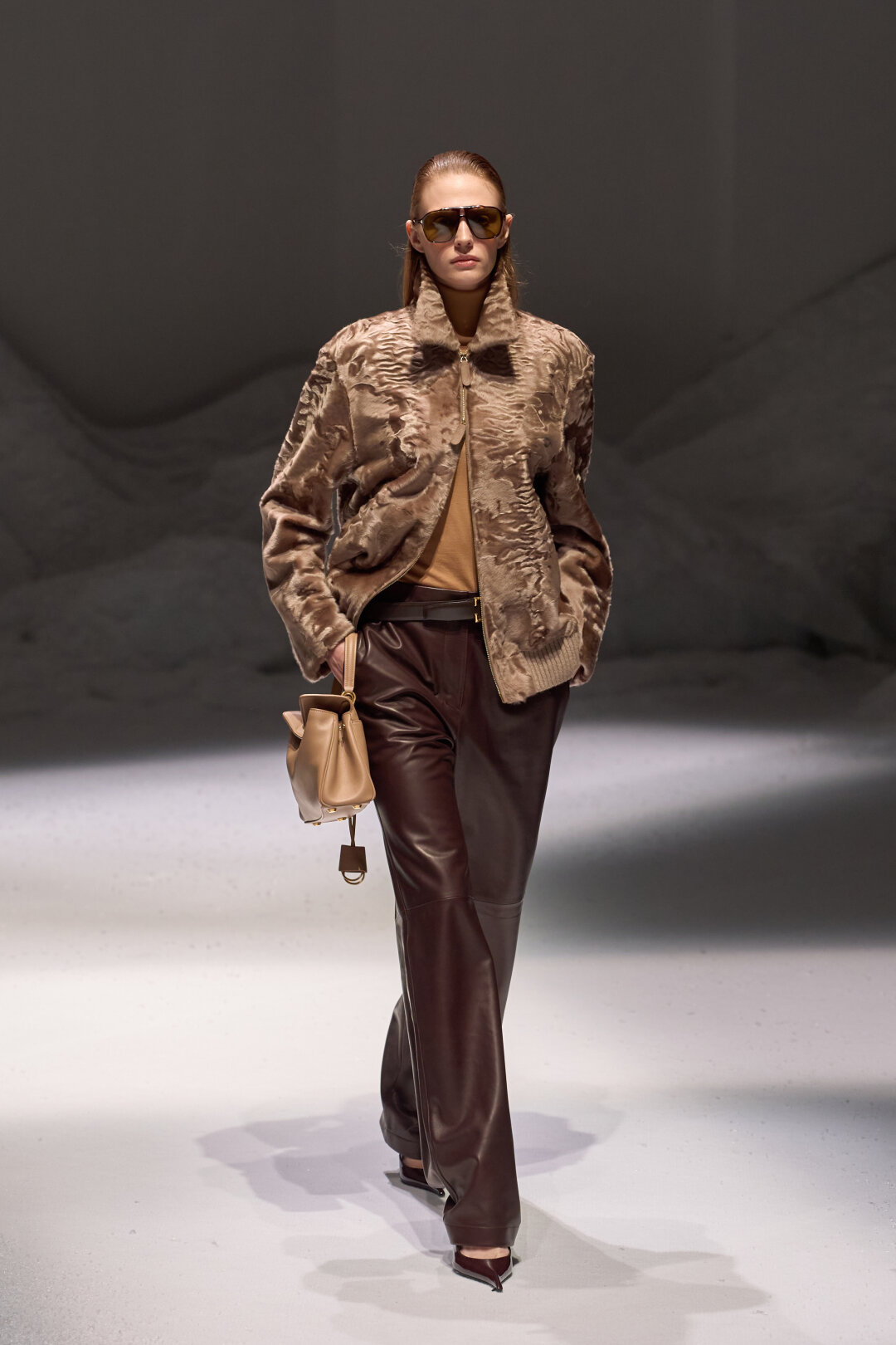 Растегиваем снизу молнию ворсистого бомбера MVST и дополняем лук кожаными брюками MVST, анималистичными очками Tom Ford и остроносыми туфлями Saint