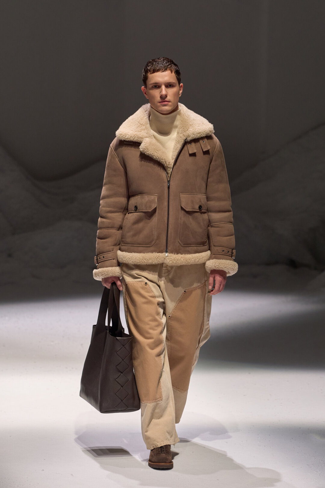 Зимний мастхэв мужского кэжуал-аутдора — дубленка MVST и джинсы Balenciaga