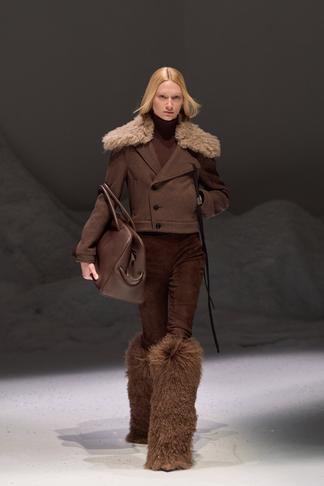 Вот они, образцовые йети-сапоги от Paris Texas (идеальны в дуэте с вернувшимися к нам скинни-легинсами Kiton!)