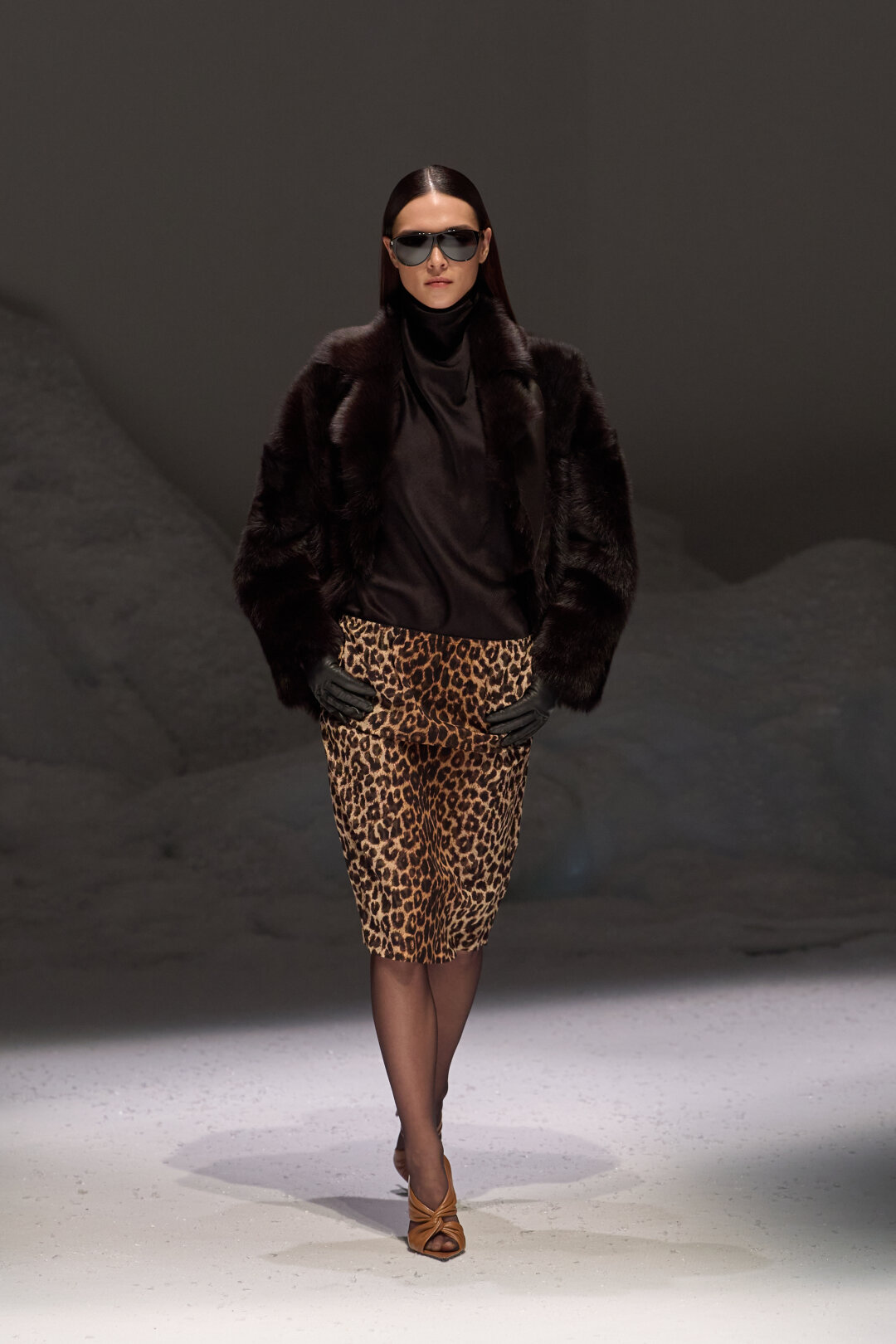 Безупречный лук для просмотра All's Fair — кроп-шуба Manzoni24 + леопардовая юбка-карандаш Saint Laurent